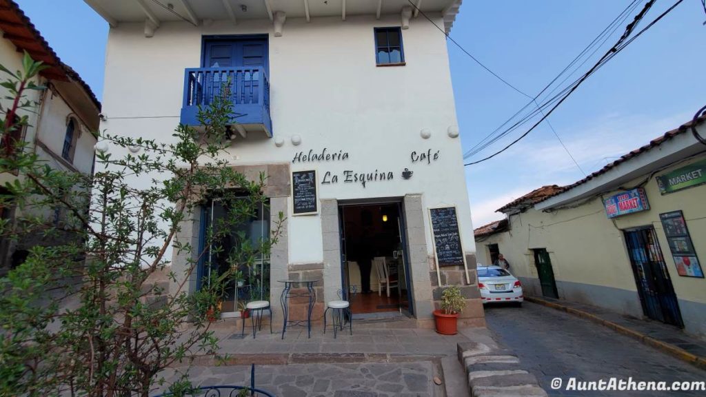 front of the building for Heladeria la Esquina